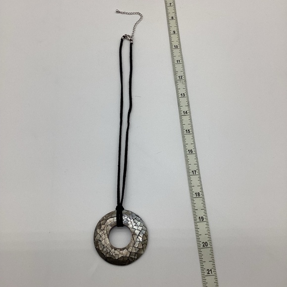 779. Lady Remington Abalone Green Circle Pendant Necklace EUC - Picture 4 of 4